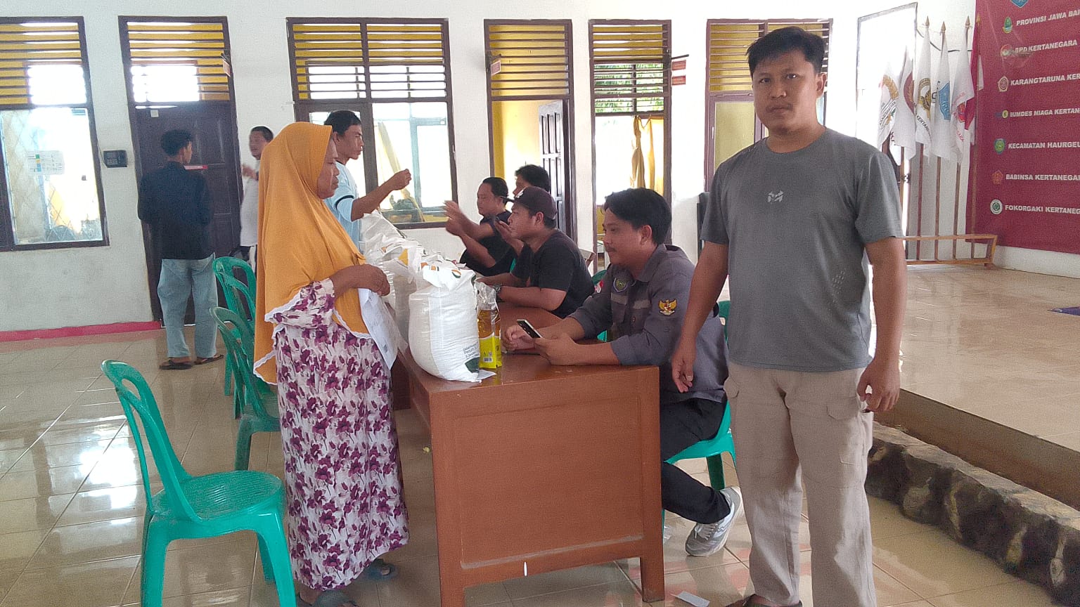 Desa Kertanegara Salurkan Bantuan Pangan untuk 1.441 KPM di Penghujung 2025