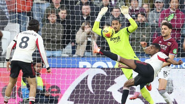 Peluang Alexander Isak di babak pertama yang dibendung Alphonse Areola. (Foto: CameraSport via Getty Images/Rob Newell - CameraSport)