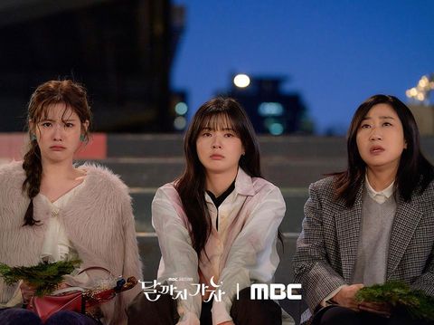 To The Moon merupakan drama Korea yang sudah tayang sejak Jumat (19/9/2025). Drama ini mengisahkan tentang 3 orang yang persahabatan karena berada di posisi yang sama yakni sebagai karyawan kontrak yang berkeinginan untuk mendapatkan promosi jabatan sebagai karyawan tetap./ Foto: MBC