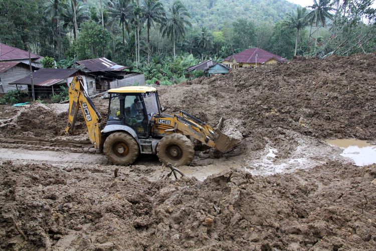 Petugas menggunakan alat berat membersihkan material longsor di Desa Parsalakan, Kecamatan Angkola Barat, Kabupaten Tapanuli Selatan, Sumatera Utara, Kamis (27/11/2025). BPBD Sumatera Utara menurunkan sebanyak empat alat berat untuk membersihkan material longsor yang mengakibatkan enam rumah warga rusak, satu unit kendaraan terseret dan lalulintas terganggu.(ANTARA FOTO/YUDI MANAR)