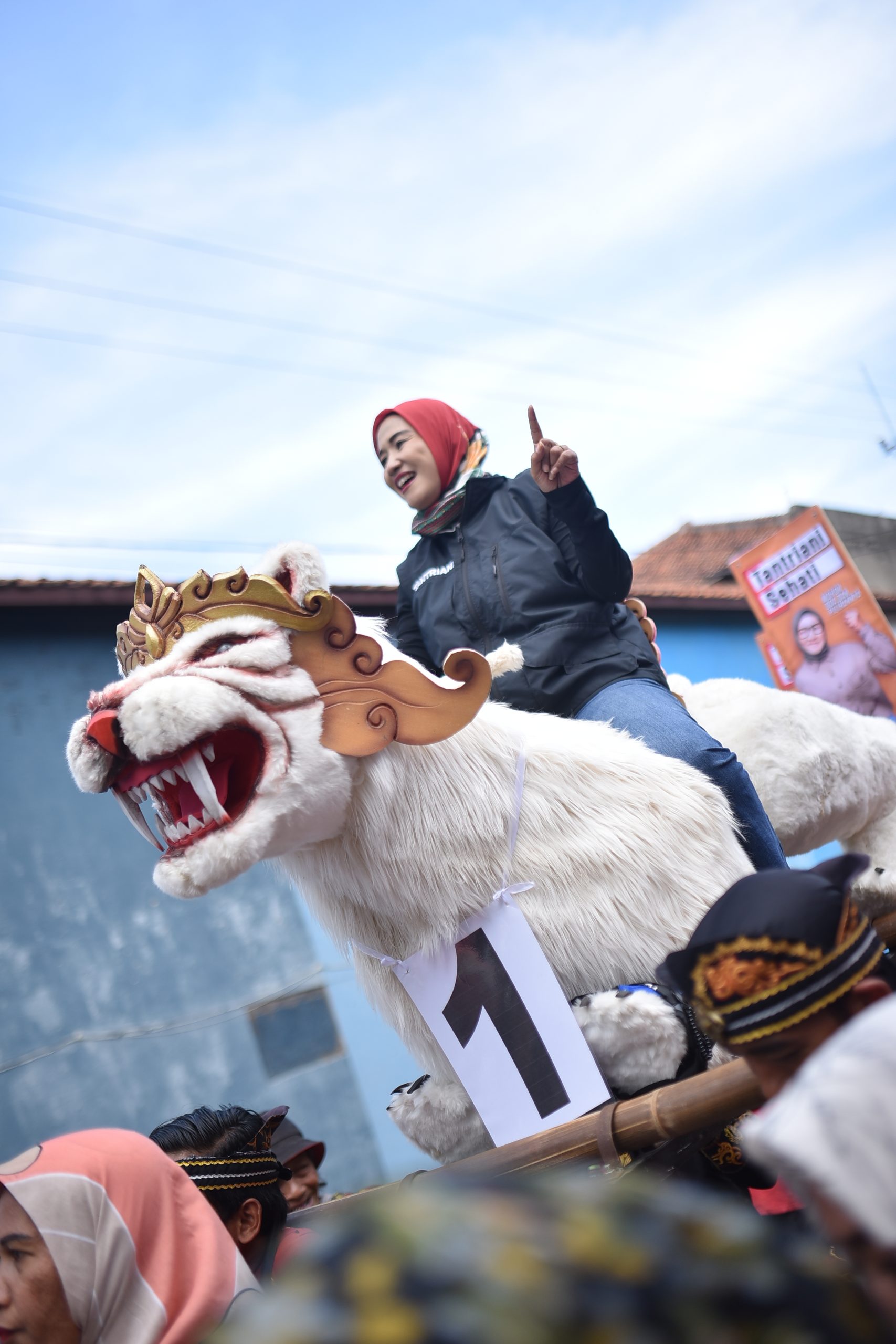 Calon Kuwu Nomor Urut 1 Desa Sukajati, Tantriani Tampil Berbeda dalam Prosesi Pengawalan Budaya