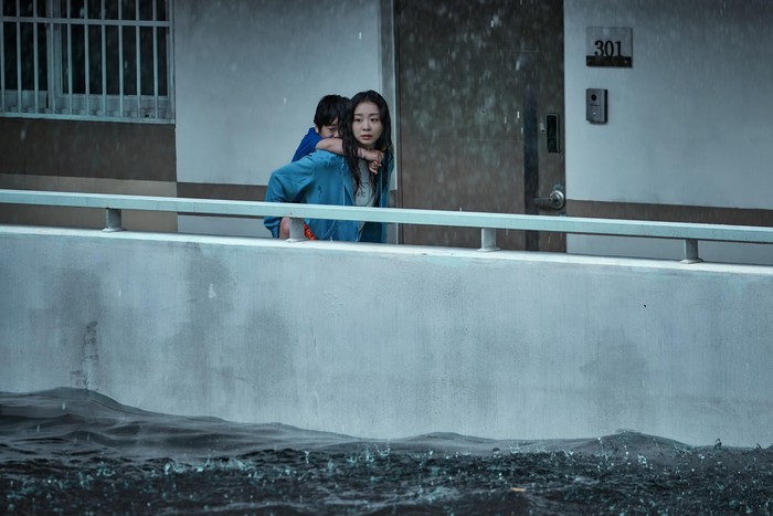 Kim Da Mi dan Kwon Eun Seong dalam The Great Flood / Foto: Netflix