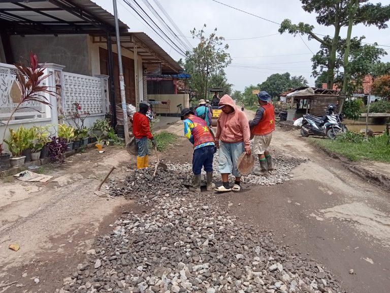 Perbaikan Jalan Desa Gadingan