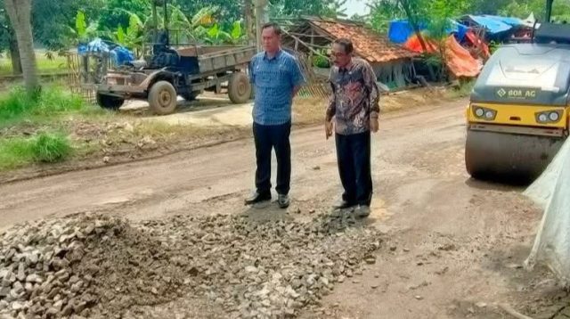 Perbaikan Jalan Desa Gadingan Ditinjau Camat Sliyeg