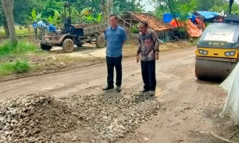 Perbaikan Jalan Desa Gadingan Ditinjau Camat Sliyeg