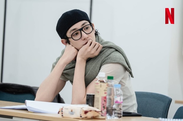 Lee Soo Hyuk saat script reading drama The Dealer/ Foto: instagram.com/netflixkr