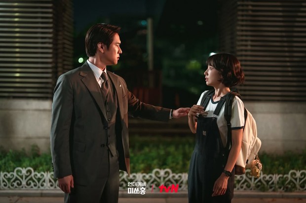 Potret Go Kyung Pyo dan Park Shin Hye dalam drama 'Undercover Miss Hong'/ Foto: instagram.com/tvn_drama