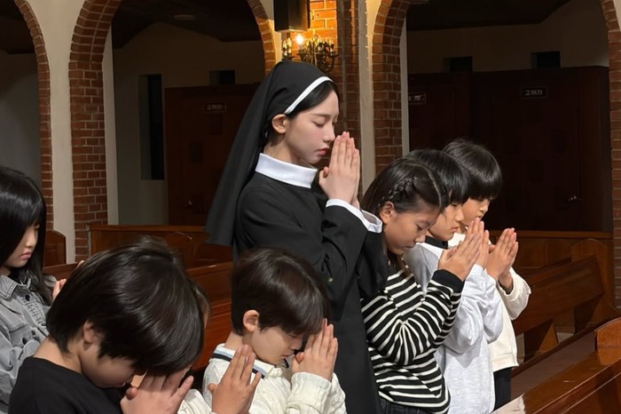 Potret Karina aespa dan Lee Dong Hwi dalam film pendek 'UP'./ Foto: instagram.com/katarinabluu