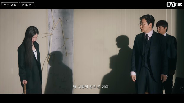 Potret Karina aespa dan Lee Dong Hwi dalam film pendek 'UP'/ Foto: youtube.com/mnetkpop