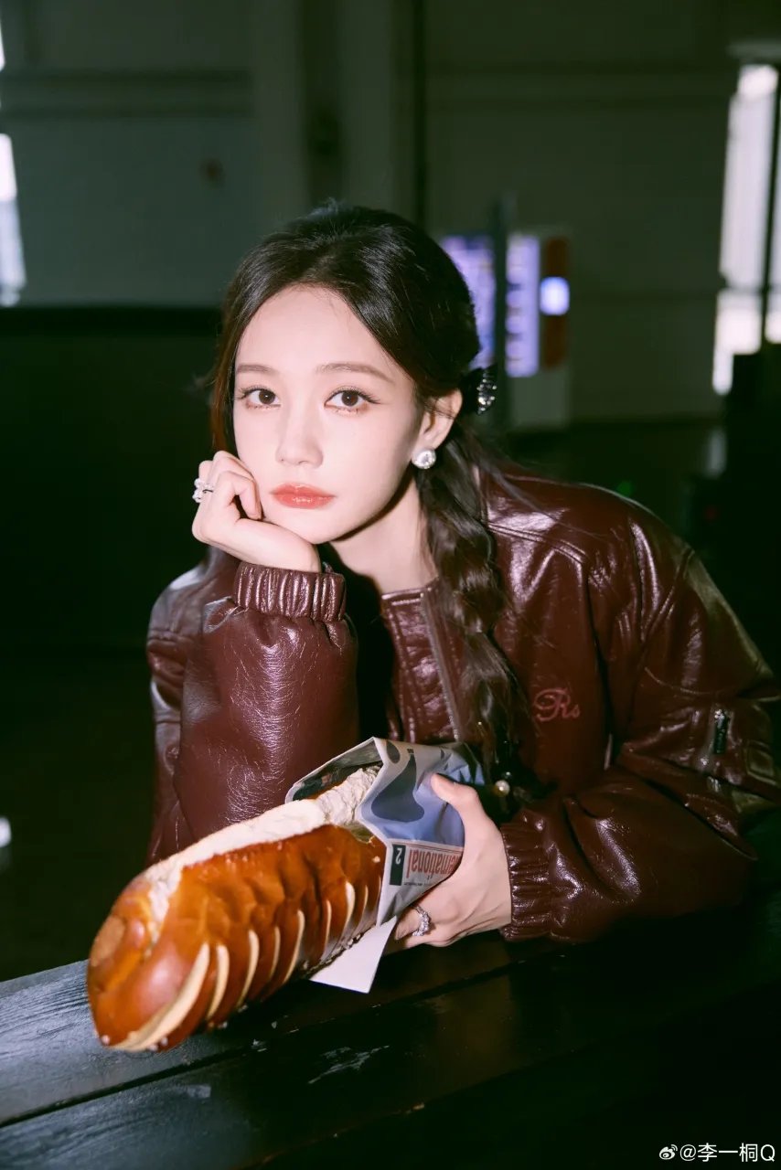 Gaya Akting dan Pesona Unik