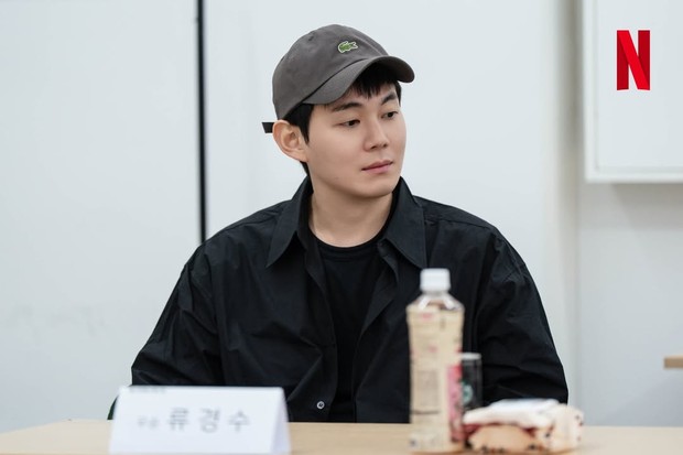 Ryu Kyung Soo saat script reading drama The Dealer/ Foto: instagram.com/netflixkr