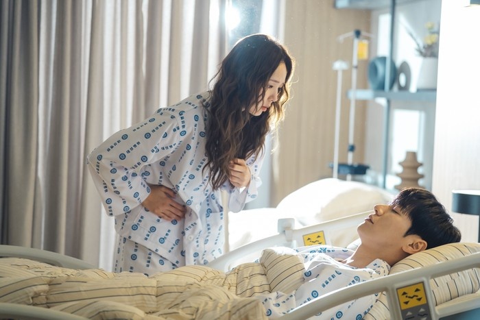 Potret Chae Soo Bin & Kim Young Kwang di still cut upcoming drama Netflix Take Charge Of My Heart/foto: Netflix
