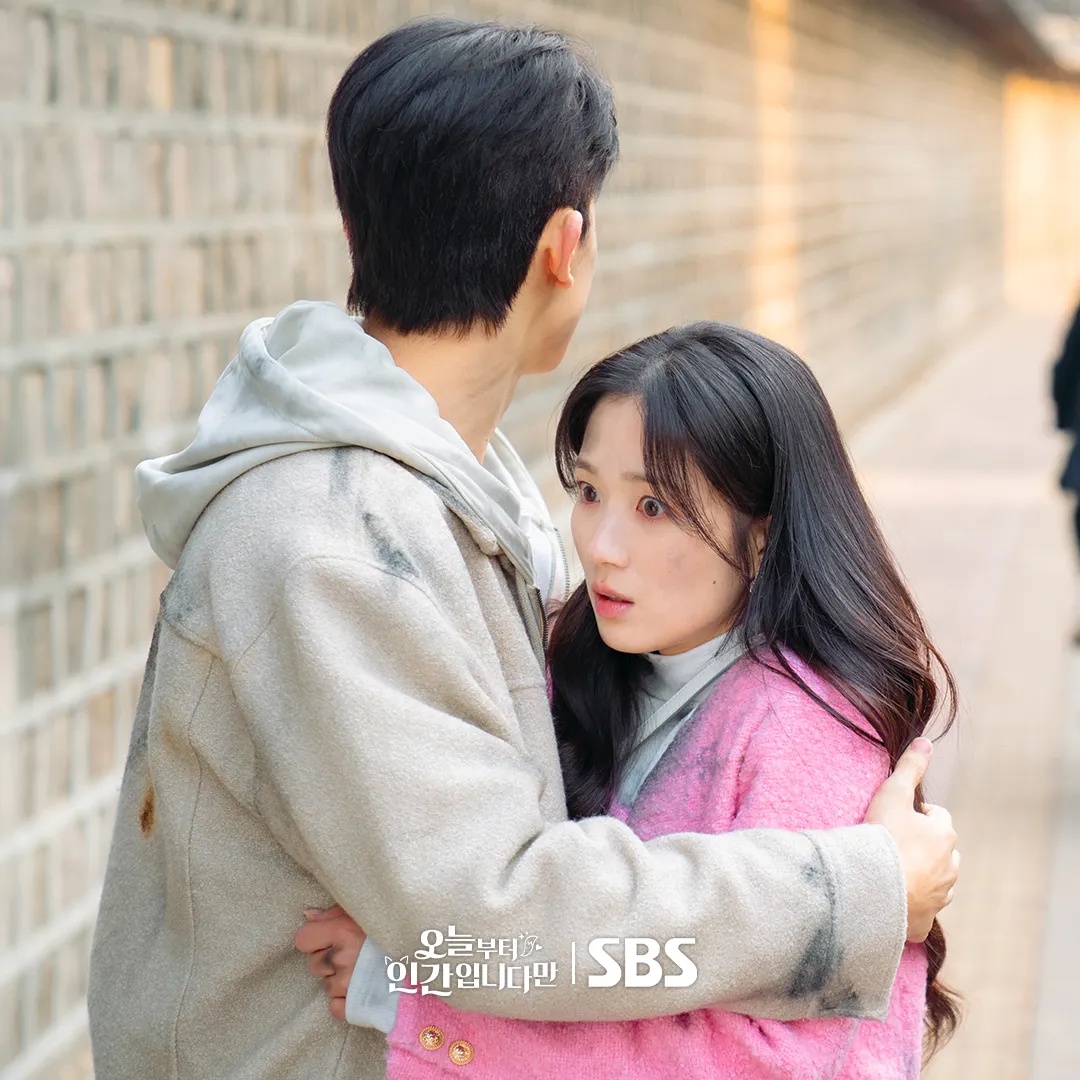 Momen manis saat Eun Ho terkejut dipeluk Kang Si Yeol / Instagram sbsdrama.official