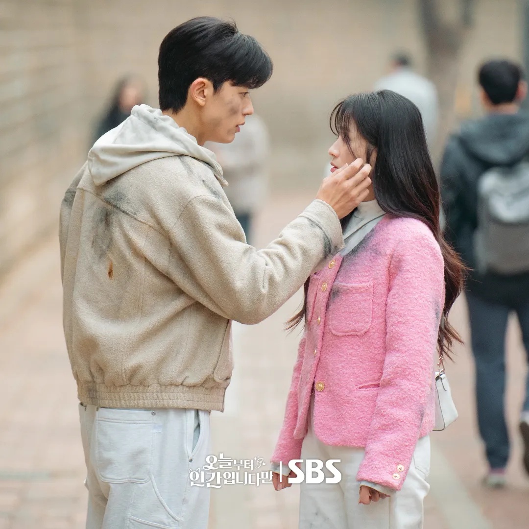 Kang Si Yeol mengusap pipi Eun Ho / Instagram sbsdrama.official