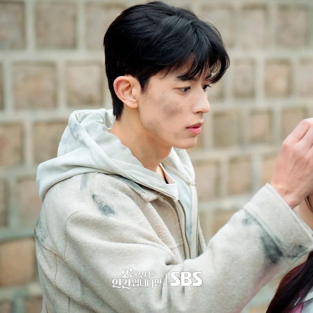 Kang Si Yeol mengambil daun yang tersangkut di rambut Eun Ho / Instagram sbsdrama.official