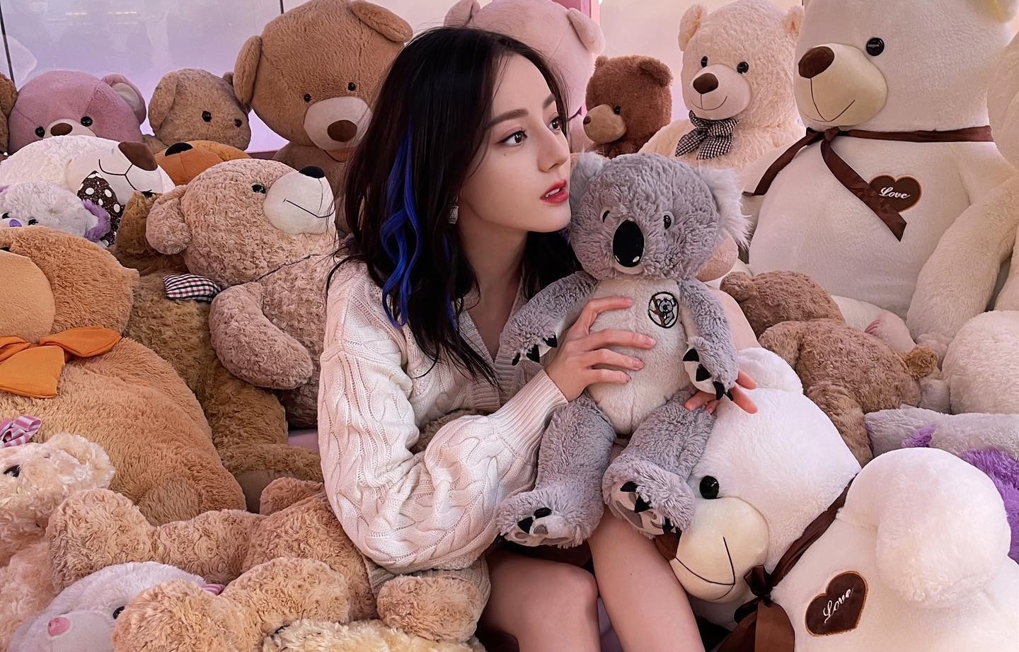 Profil Dilraba Dilmurat: Pesona Aktris Muslim China yang Mendunia