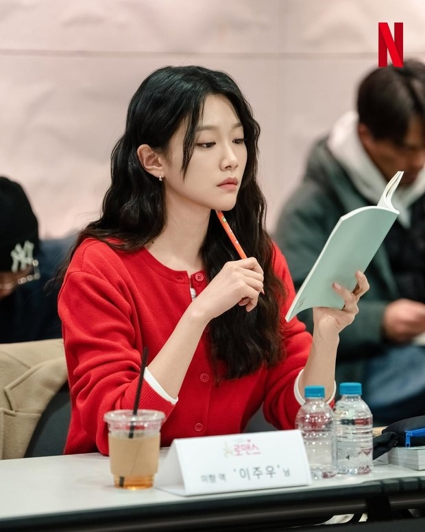 Lee Joo Woo saat pembacaan naskah Love O’Clock/ Foto: instagram.com/netflixkr