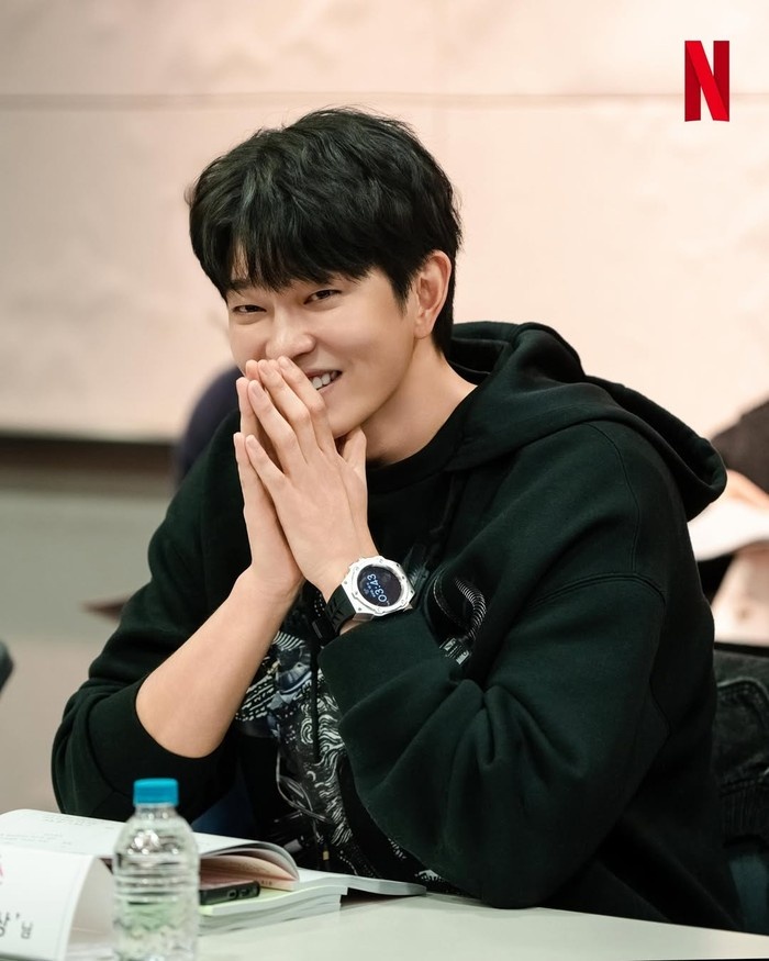 Yoon Kyun Sang saat pembacaan naskah Love O’Clock/ Foto: instagram.com/netflixkr