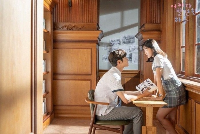 Potret Rowoon dan Kim Hye Yoon di drama 'Extraordinary You'./ Foto: soompi.com