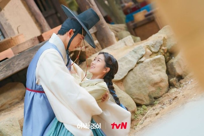 Potret Ok Taec Yeon dan Kim Hye Yoon di drama 'Secret Royal Inspector & Joy'./ Foto: tvN