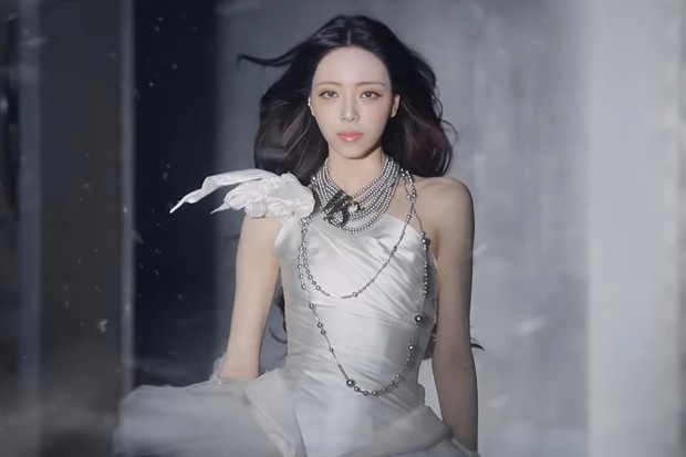 Potret Yuna dalam foto konsep debut solo 'Ice Cream'/ Foto: instagram.com/itzy.all.in.us