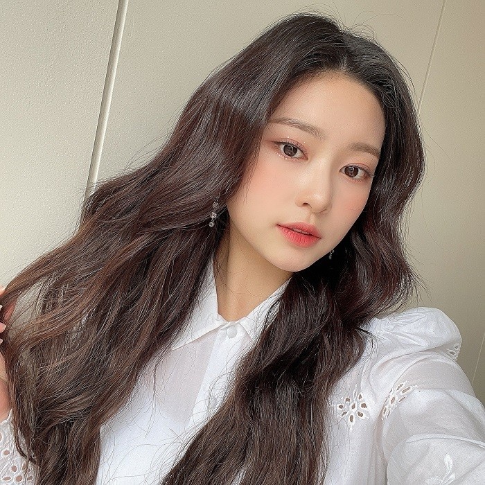 Kim Min Ju saat di IZ*ONE./ Foto: x.com/official_izone
