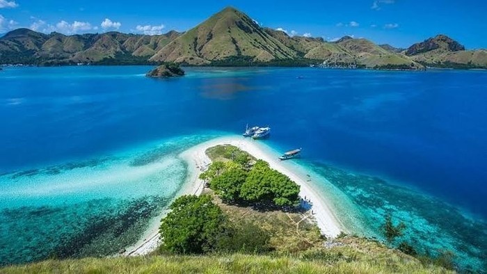 Nikmati sejuknya embusan angin dan pulau privat, pulau Kelor yang mempesona bersama pasangan/Foto: Pinterest/Hafiidh Wa'