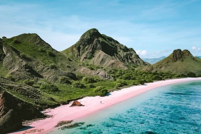 Liburan Lebaran seru bareng keluarga di Pink Beach yang menakjubkan/Foto: Pinterest/Mischief Voyage