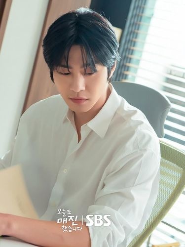 Ahn Hyo Seop berperan sebagai Matthew Lee di Sold Out on You. Ia merupakan seorang petani sekaligus CEO untuk sebuah perusahaan bahan alami./ Foto: SBS