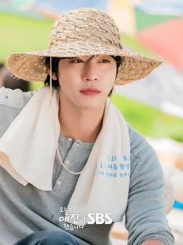 Ahn Hyo Seop berperan sebagai Matthew Lee di Sold Out on You. Ia merupakan seorang petani sekaligus CEO untuk sebuah perusahaan bahan alami./ Foto: SBS