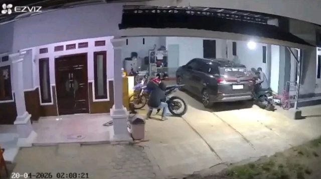 Aksi Maling Terekam CCTV di Indramayu, 2 Motor Raib
