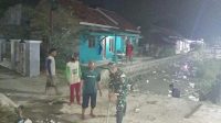 Babinsa Anjatan Bersihkan Irigasi di Malam Hari