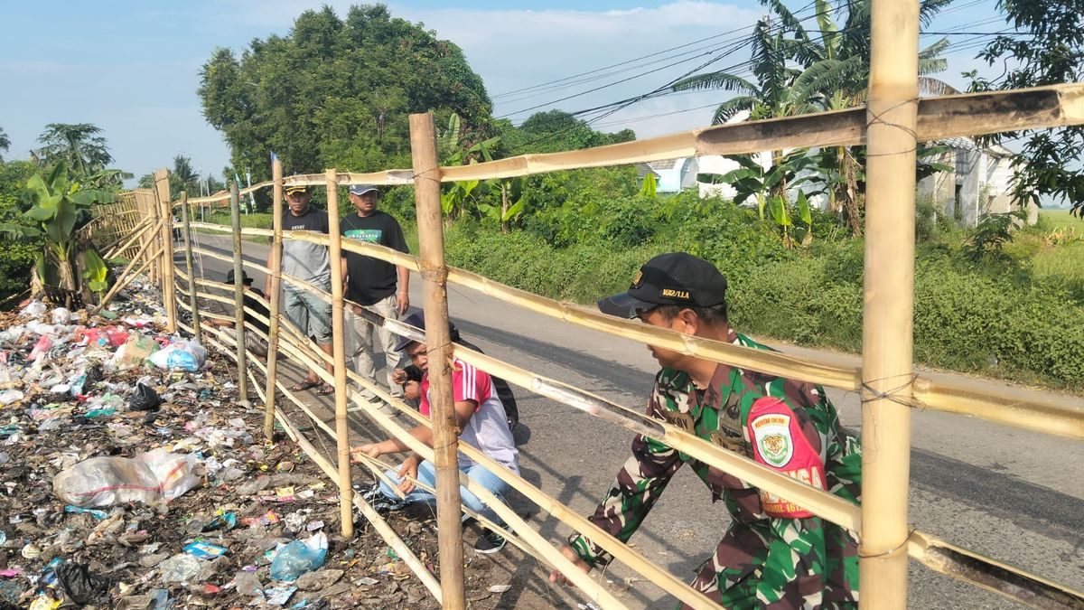 Babinsa Koramil Lelea Turun Tangan Bersihkan TPS, Warga Berhenti Buang Sampah Sembarangan