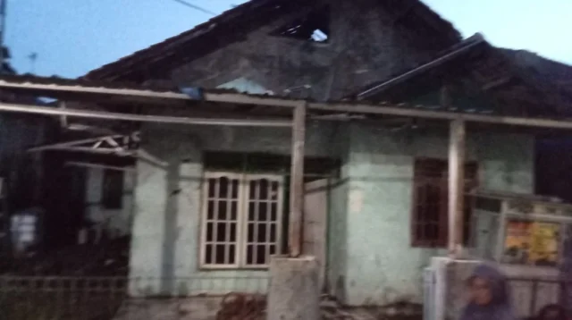 Babinsa Serka M. Faizin Beraksi Cepat Atasi Kebakaran di Anjatan, Api Hanguskan Rumah Warga Akibat Korsleting