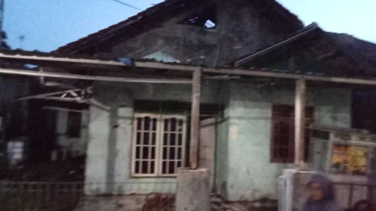 Babinsa Serka M. Faizin Beraksi Cepat Atasi Kebakaran di Anjatan, Api Hanguskan Rumah Warga Akibat Korsleting