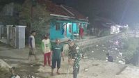 Babinsa & Warga Bersih Irigasi Malam Hari