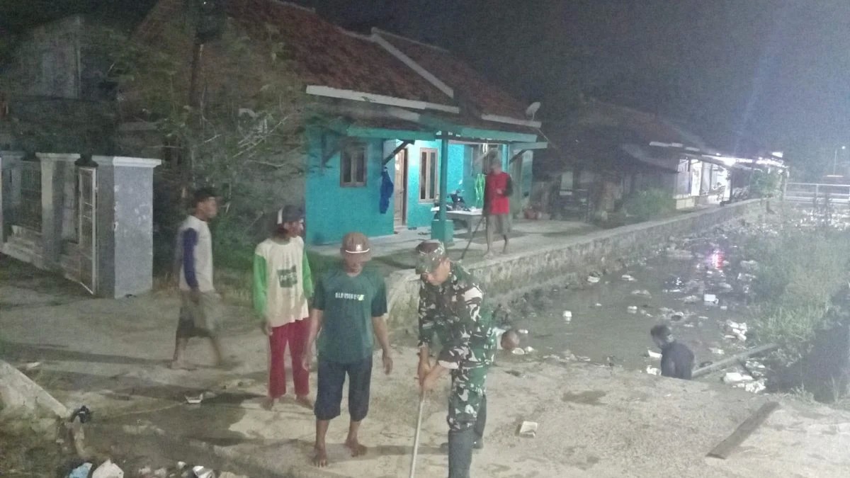 Babinsa & Warga Bersih Irigasi Malam Hari