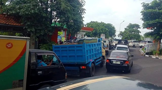 BBM Tak Naik 1 April: SPBU Ramai, Warga Cemas