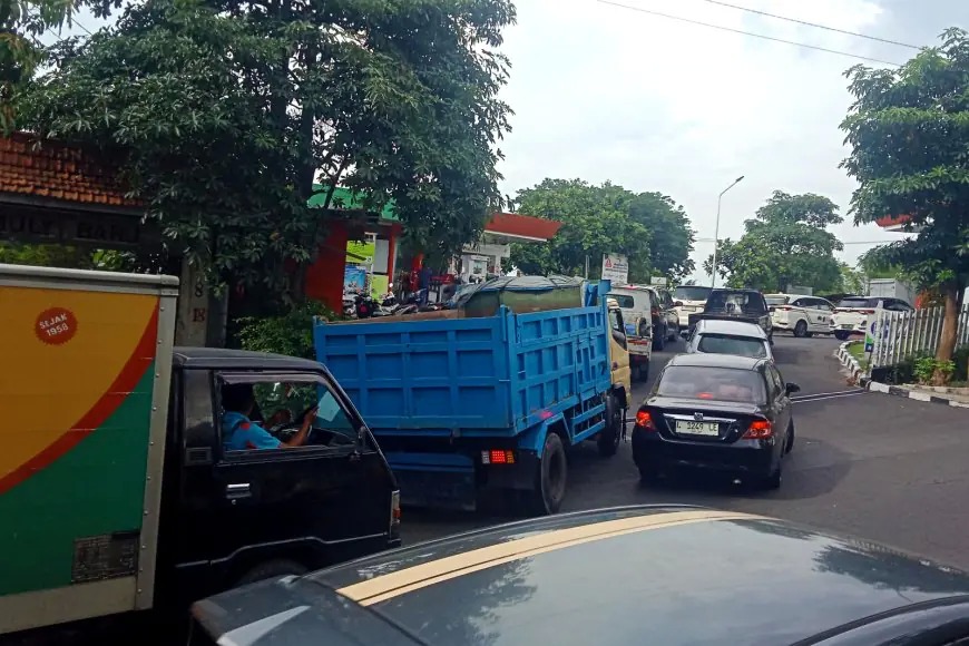 BBM Tak Naik 1 April: SPBU Ramai, Warga Cemas