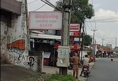 Suasana peninjauan lampu jalan padam di Jalan Siliwangi oleh Pemerintah Kecamatan Haurgeulis pada malam hari