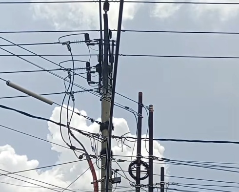 Suasana peninjauan lampu jalan padam di Jalan Siliwangi oleh Pemerintah Kecamatan Haurgeulis pada malam hari