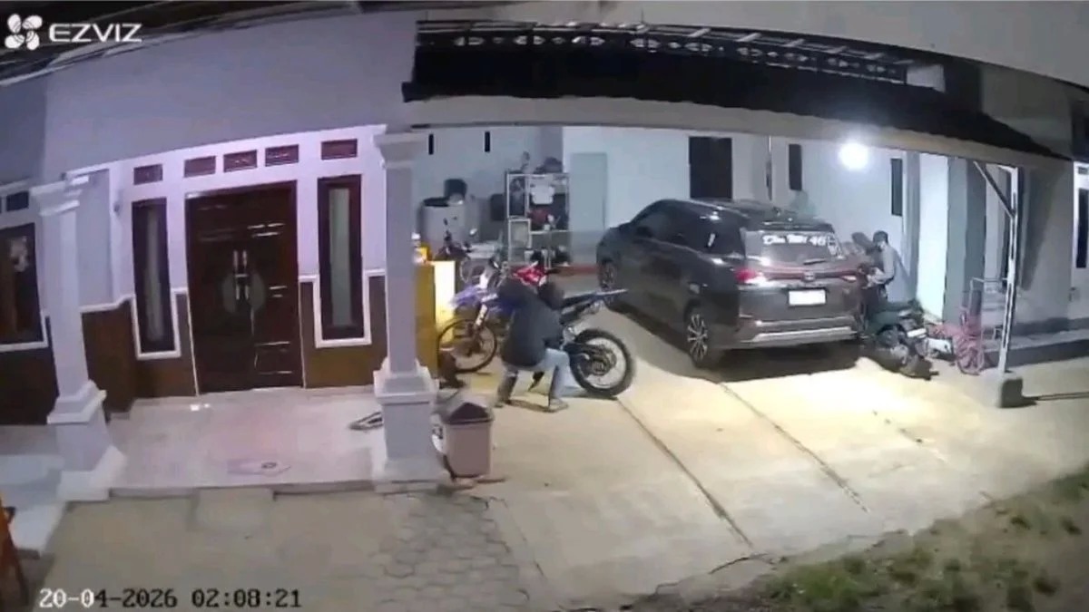 CCTV Rekam Maling Gondol 2 Motor di Terisi Indramayu