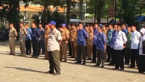 Camat Haurgeulis Rory Firmansyah saat memimpin apel gabungan dan halal bihalal bersama seluruh perangkat desa dan staf kecamatan