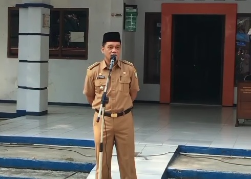 Camat Haurgeulis Rory Firmansyah saat memimpin apel gabungan dan halal bihalal bersama seluruh perangkat desa dan staf kecamatan