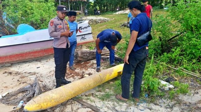 Heboh! Warga Sumenep Temukan Benda Misterius Mirip Torpedo di Pantai, Apa Isinya?