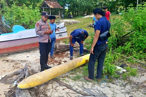 Heboh! Warga Sumenep Temukan Benda Misterius Mirip Torpedo di Pantai, Apa Isinya?