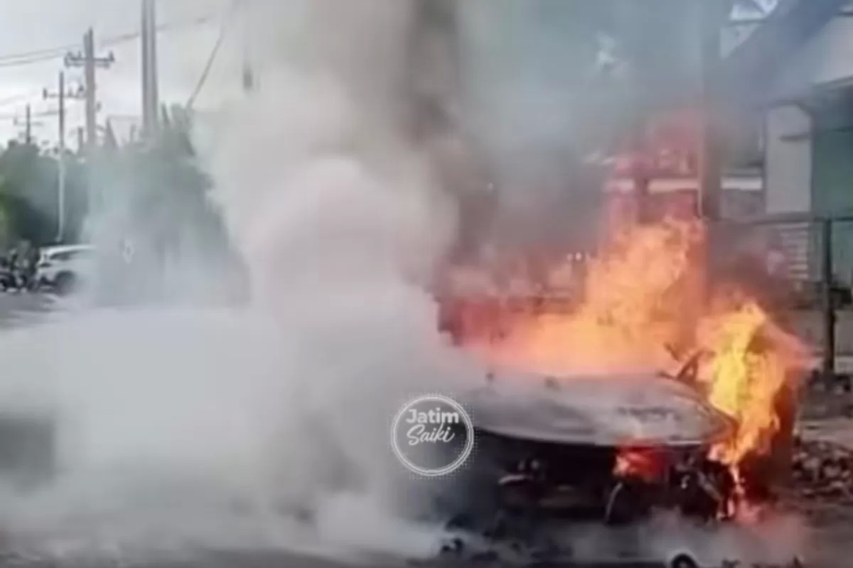 Kebakaran Mobil Listrik Gresik: Penyebab & Kondisi Pengendara