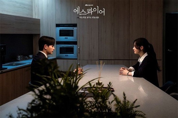 Potret Lee Jin Wook dan Jung Chae Yeon dalam drama 'Beyond the Bar'/ Foto: instagram.com/jtbcdrama