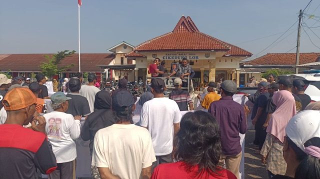 Massa Kepung Balai Desa, Pasar Cikedunglor Hadapi Perubahan