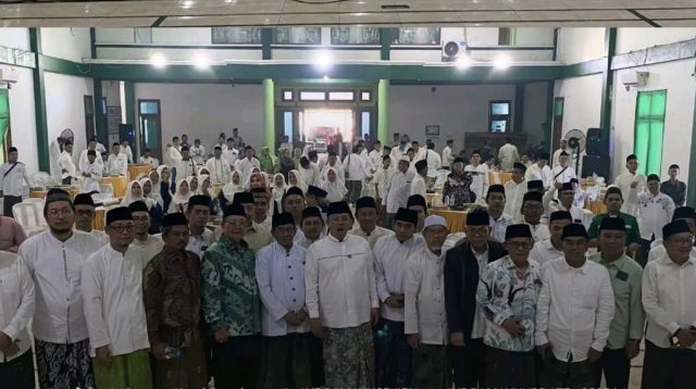 Menteri ATR/BPN Serahkan Sertifikat Gedung PCNU Indramayu di Hadapan Ribuan Nahdliyin